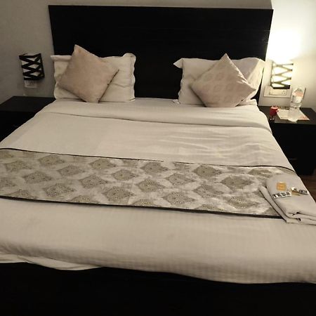 Pearl Suites At Omex Entrenity Vrindavan Bagian luar foto