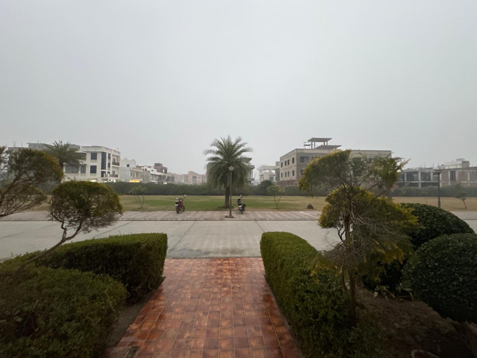 Pearl Suites At Omex Entrenity Vrindavan Bagian luar foto