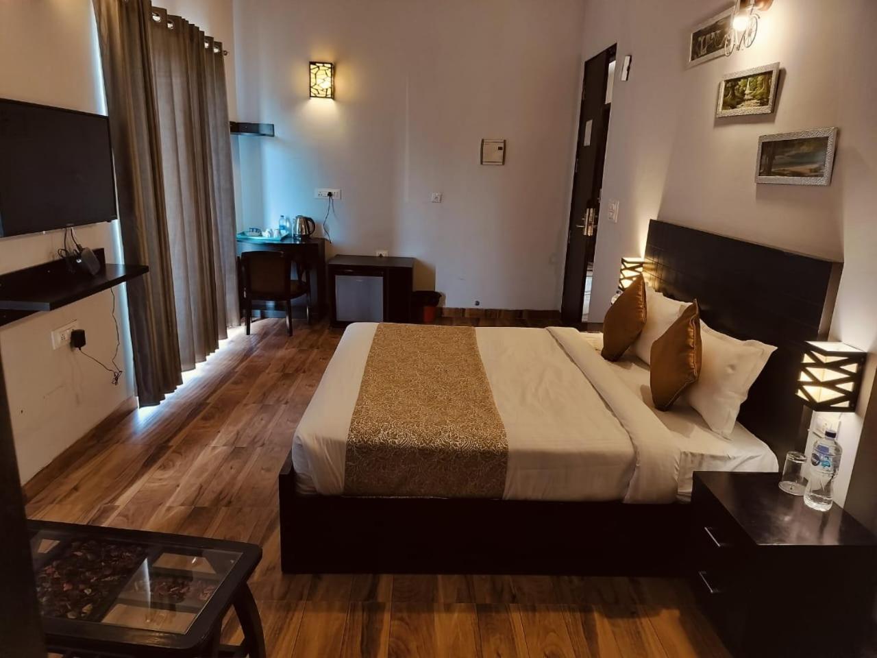 Pearl Suites At Omex Entrenity Vrindavan Bagian luar foto