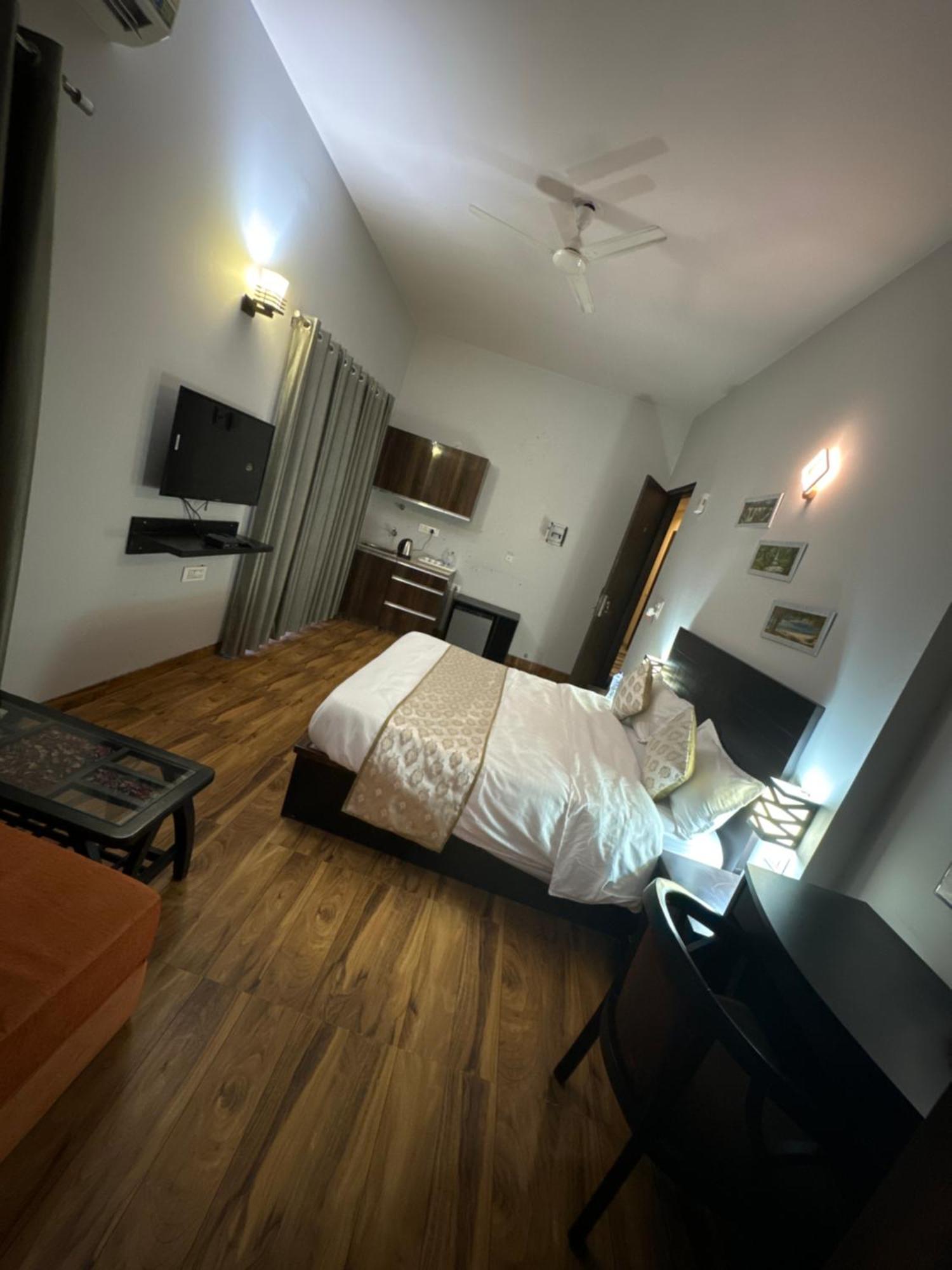 Pearl Suites At Omex Entrenity Vrindavan Bagian luar foto