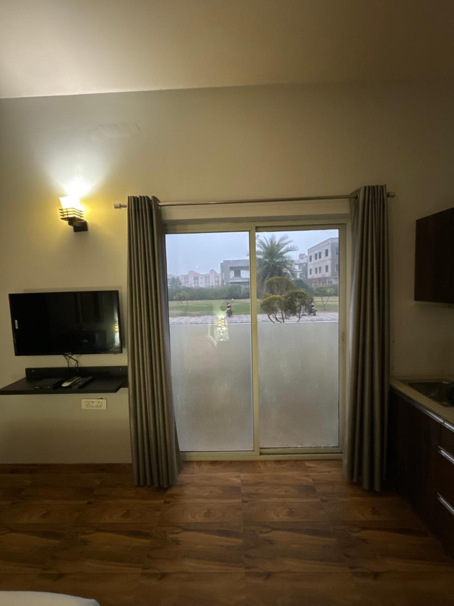 Pearl Suites At Omex Entrenity Vrindavan Bagian luar foto