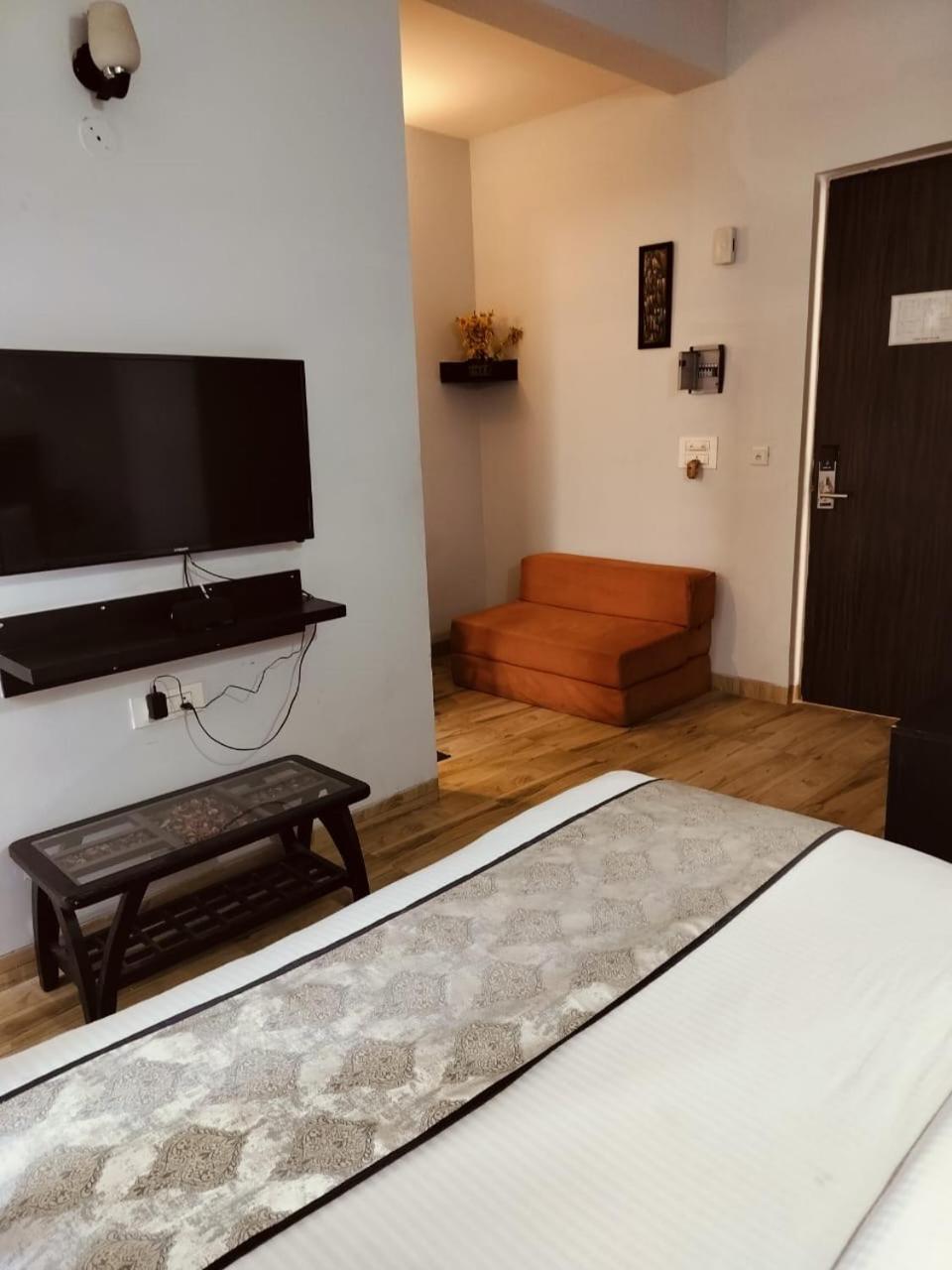 Pearl Suites At Omex Entrenity Vrindavan Bagian luar foto