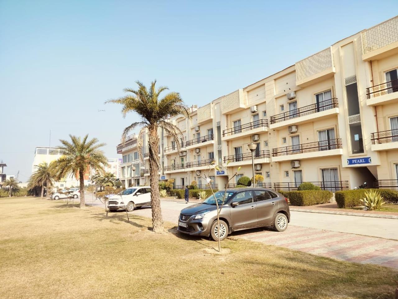 Pearl Suites At Omex Entrenity Vrindavan Bagian luar foto