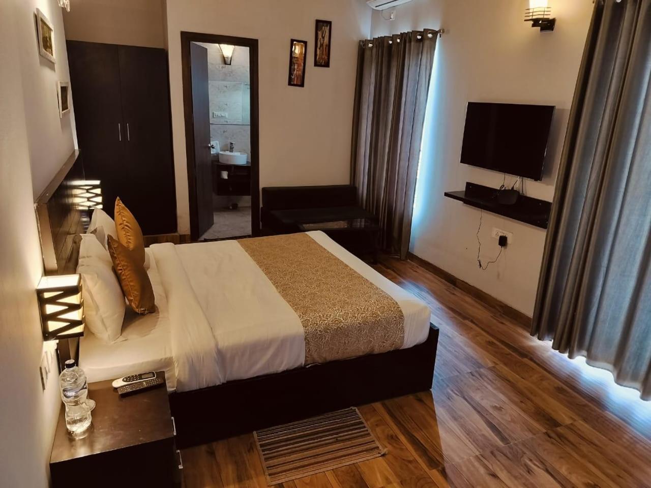 Pearl Suites At Omex Entrenity Vrindavan Bagian luar foto