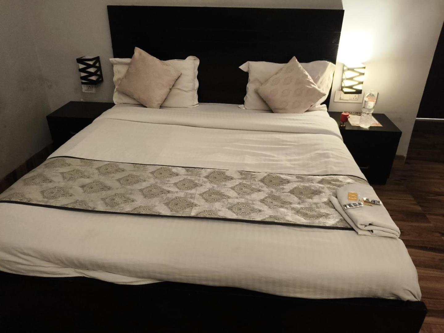 Pearl Suites At Omex Entrenity Vrindavan Bagian luar foto